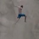 Salto arrière depuis une falaise