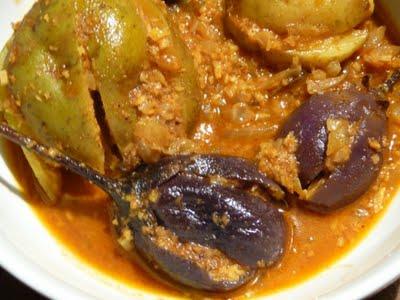 Bharli Vangi-Batata – Aubergines et pommes de terre farcies