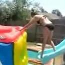 fille tente salto arrière dans piscine
