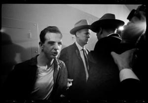 Lee Harvey Oswald, après son arrestationL'une des plus célèbres photos de Larry Schiller (photo: Larry Schiller)