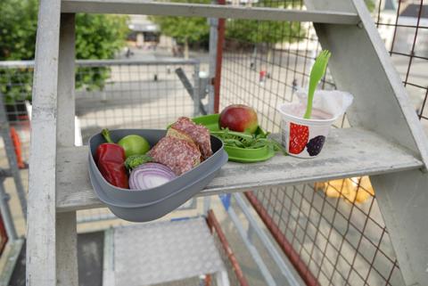 plat etanche plastique pouce echelle repas rapide chantier ouvrier deplacement commercial fastfood outside outdoor exterieur plein air