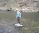 vidéo abruti danse rocher rivière