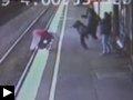 Video: Un bébé en poussette tombe sur les rails d'un train (Australie)
