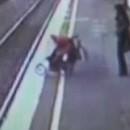 Bébé poussette tombe sous train