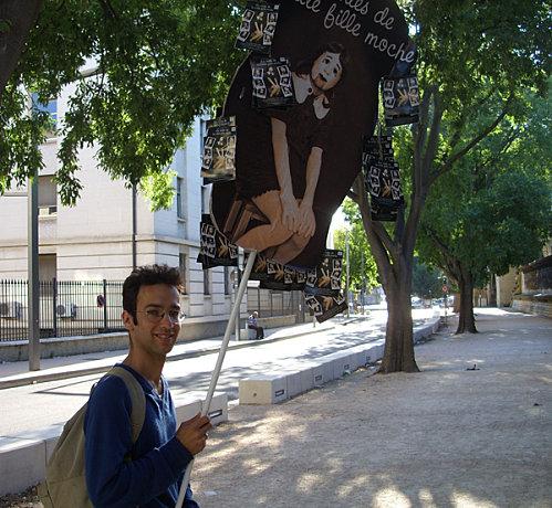 Julien Daillère, en pleine promotion des Contes de la petite fille moche dans les rues d'Avignon
