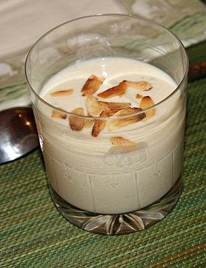 Soupe glacée aux amandes et à la cardamome