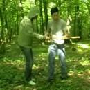 Casser 2 ufs avec un bâton