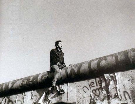 9 novembre 1989: chute du mur de Berlin (+ liens).