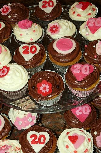20th Anniversary Cupcakes by LittleMissCupcakeParis.