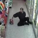 Un homme bourré achète de la bière