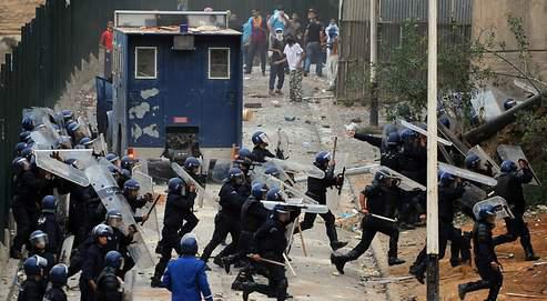 Affrontement entre manifestants et policiers algériens dans le faubourg de Diar Echems le 20 octobre.