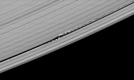 Le sillon de Keeler est  creusé dans lanneau A par la lune Daphné, le petit point blanc au milieu du sillon. On voit les vagues créées par la gravité de Daphnée sur les bords du sillon. Image prise le 11 juillet 2009 à environ 496,000 km de Daphnée. (NASA/JPL/Space Science Institute) #