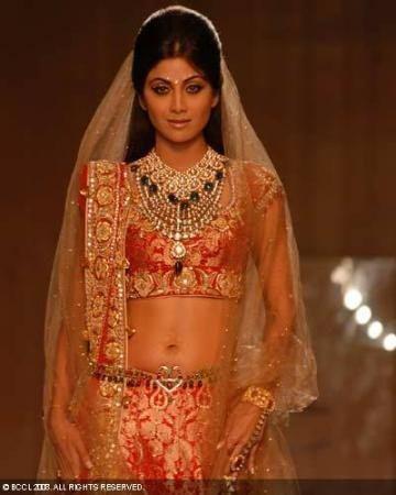 SHILPA SHETTY WALKS THE RAMP FOR HDIL 5TH DAY