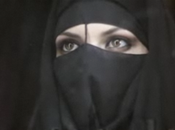 Sous Burqa, porte-jarretelle claque... Liaison Dangereuse