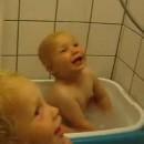 Bébé chante Will Rock dans bain