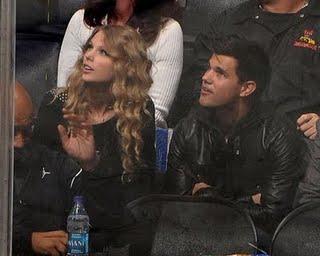 Taylor Lautner et Taylor Swift à un match de Hockey