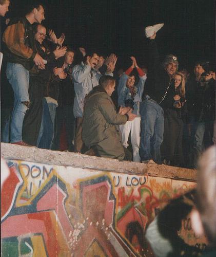 Un espoir fou se réalise: le Mur de Berlin tombe!