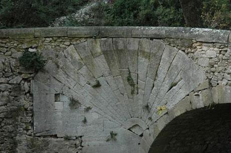 Les deux ponts « à coquille » de Lourmarin et de Bonnieux (84)