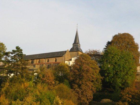 Briey, l'église Saint Gengoult vue depuis le Plan d'eau