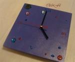horloge carrée violet, bleu & rouge 2.jpg