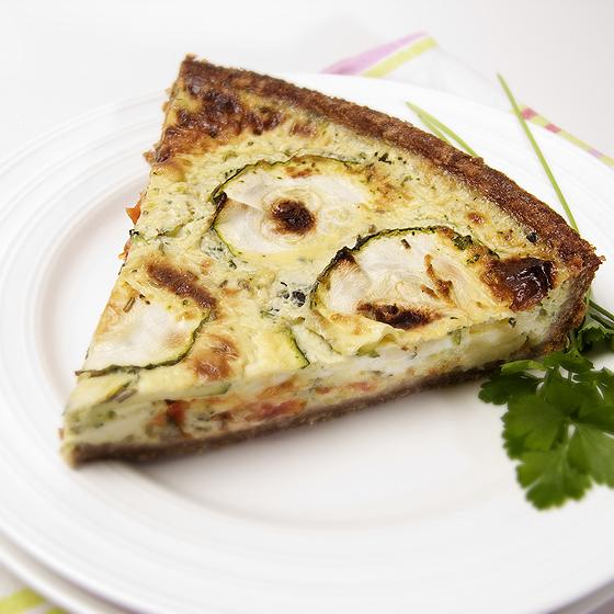 Tarte à la farine de noisettes, courgettes, tomates séchées et olives