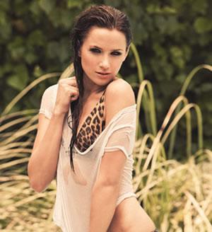 Shantel VanSanten en lingerie léopard