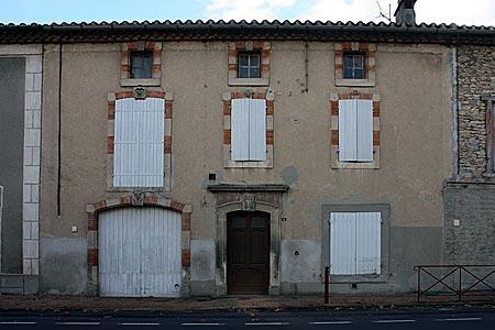 Un ensemble de clés de linteaux réalisé par un Compagnon tailleur de pierre à Villepinte (Aude)