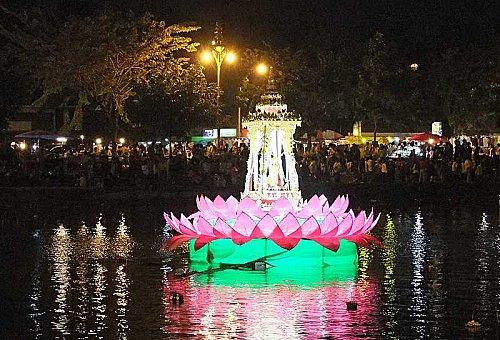 2 novembre: Loy Kratong à Udonthani. La soirée.