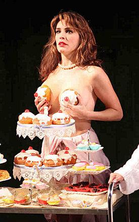 Kelly Brook seins nus dans une pièce de théâtre
