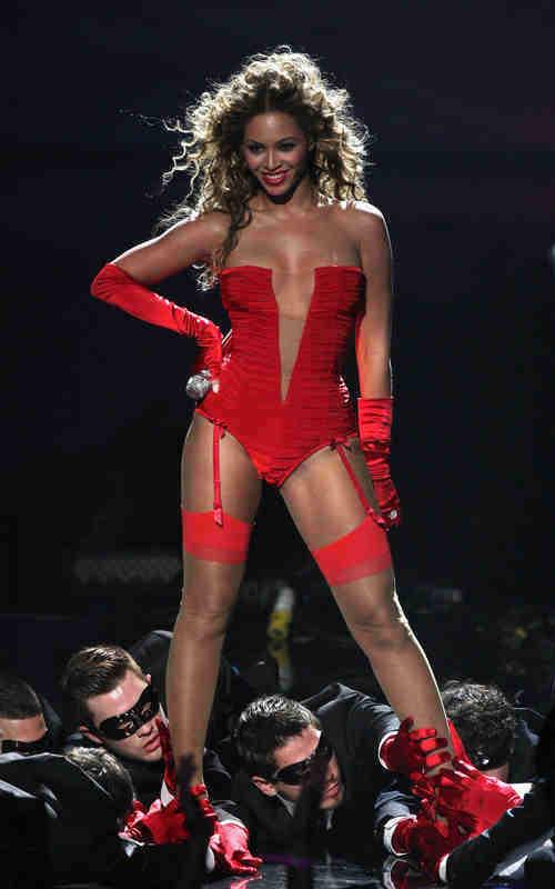 Beyonce en petite tenue ; portes jartelles et body rouge
