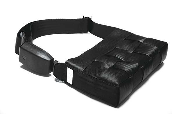 Sac à main fabriqué avec des ceintures de sécurité recyclées.