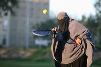 A 29 ans à peine, déjà mère de quatre enfants, (Sephora, 11 ans, Shaïma 10 ans, Thaouban, 9 ans, Ajar, 7 ans), Kenza a de l'énergie à revendre sous son niqab.