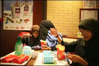 Porter le voile ne signifie pas forcément l'exclusion. Beaucoup de femmes savent composer avec la modernité. Même le McDo est permis tant que l'on n'y consomme pas les viandes (non halal). Derrière cette apparente normalité, la plus grosse difficulté à gérer est de manger ses frites et profiter de son soda avec un niqab devant le visage.