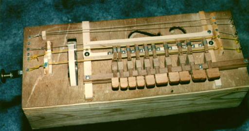 Un inventeur d' instruments de musique
