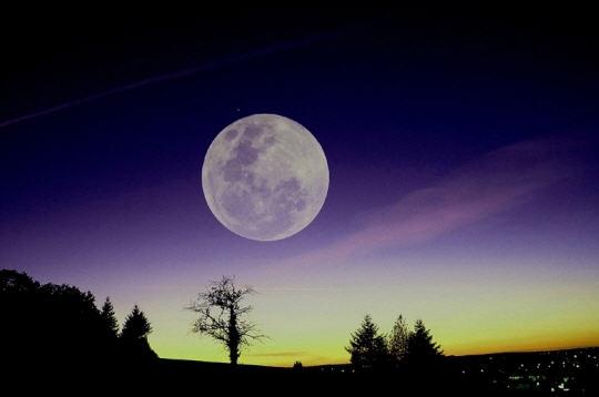 lune-grosse-sur-paysage.1256824473.jpg
