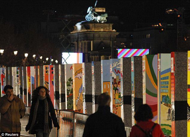 Un mur de dominos divise la ville Berlin
