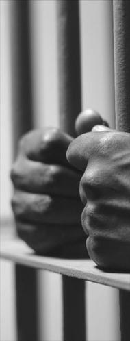hands-prison-noir-et-blanc.jpg