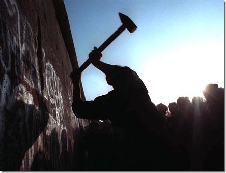 un homme avec un marteau mur de berlin