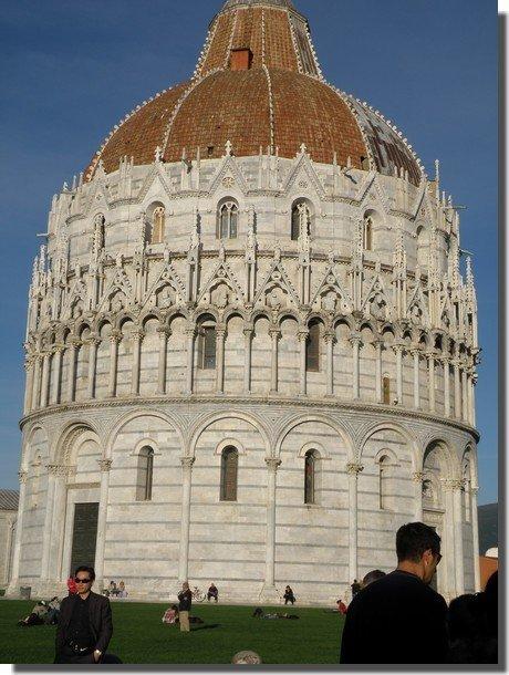 sur la place de pisa