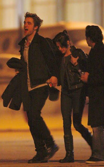 Robert Pattinson et Kristen Stewart surpris main dans la main !