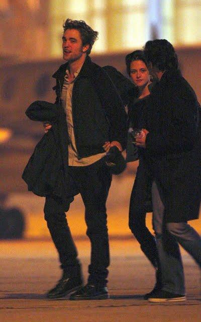 Robert Pattinson et Kristen Stewart surpris main dans la main !