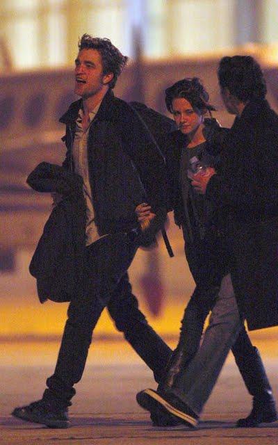 Robert Pattinson et Kristen Stewart surpris main dans la main !