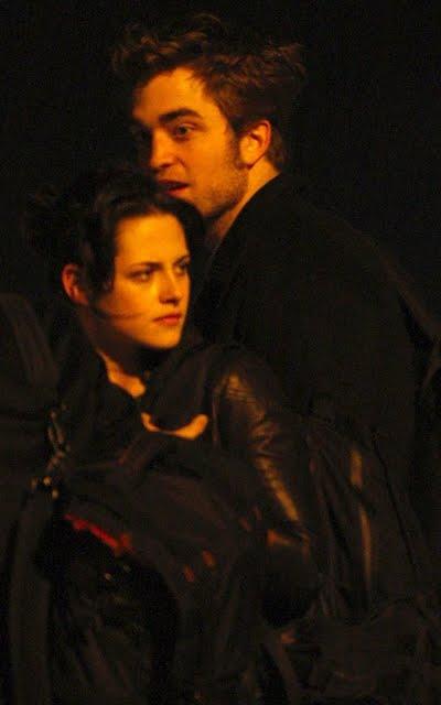 Robert Pattinson et Kristen Stewart surpris main dans la main !