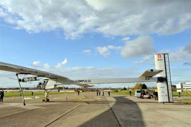Première sortie de hangar pour Solar Impulse