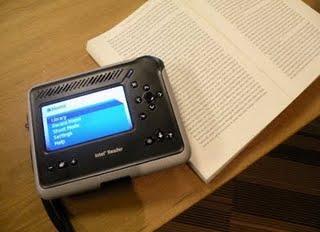 L'intel Reader photographie et vous lit le texte. L'intel Reader photographie et vous lit le texte.