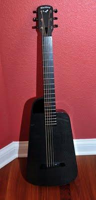 Une guitare en carbone ultralégère.