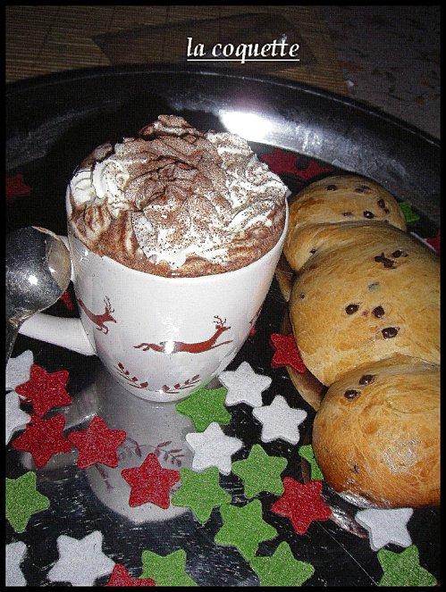des coquilles et du chocolat chaud.