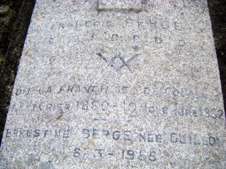 La tombe d'un Compagnon tailleur de pierre à Rochecorbon (37)