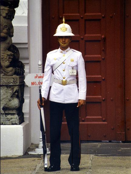 bangkok-palais-royal-gardien.1257764373.jpg