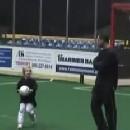 Jeune fillette marque contre son camp